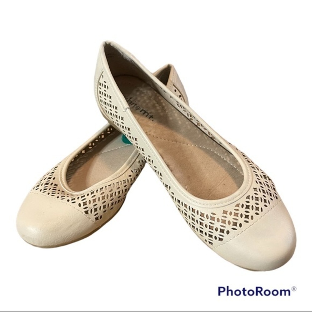 Women’s Cream Flats w, Design Cut Out on Sides Size 7 1/2